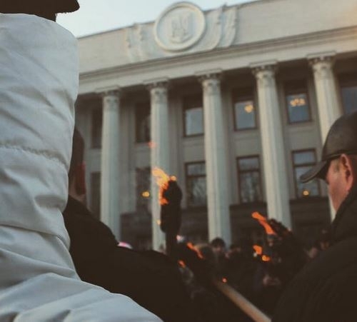 Мітингувальники під Радою підпалили смолоскипи, - відео