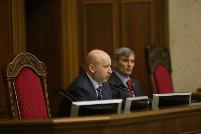 Турчинов пообещал рассмотреть в совете три законопроекта, которые требует общественность