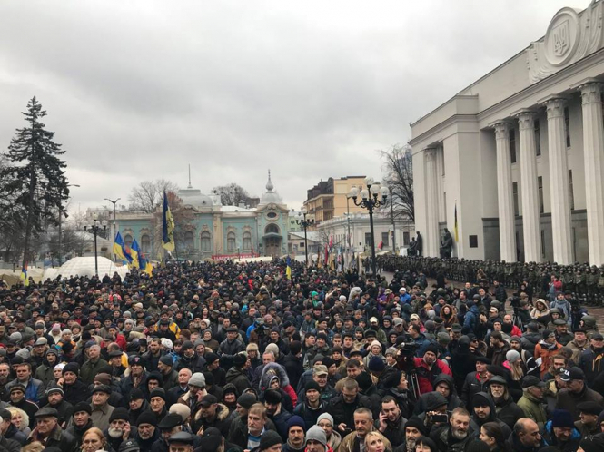 Саакашвили пришел под Верховную Раду: требует отставки Луценко и Грицака, - ФОТО