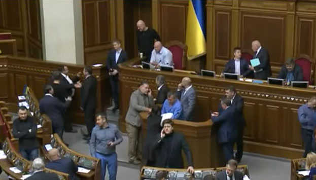 Депутати БПП зайняли оборону трибуни Верховної Ради
