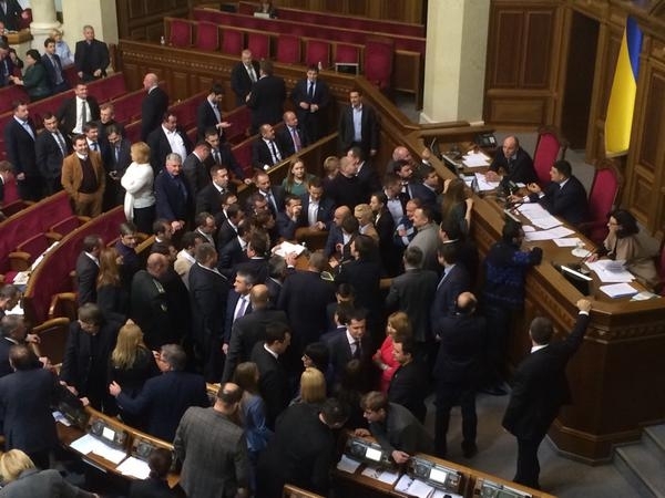 У Порошенко насчитали, что голосов за изменения в Конституцию хватает