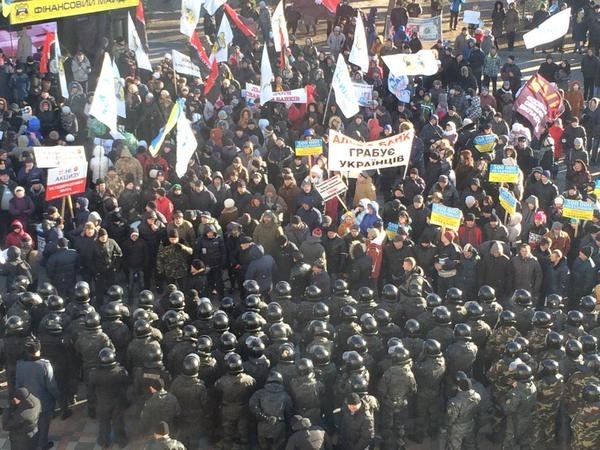Возле Верховной Рады произошла драка между митингующими и правоохранителями