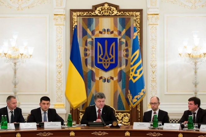 Мирні громадяни не мають чекати півтора місяці на перепустки з окупованого Донбасу, - Порошенко