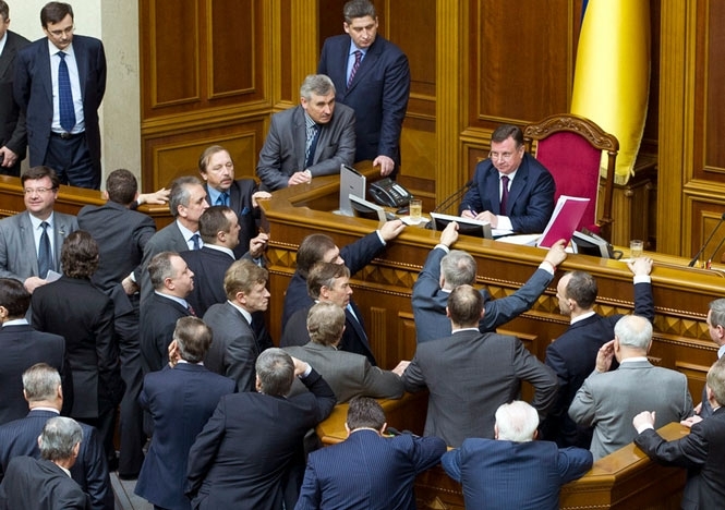 180 новообраних депутатів вишикувались в чергу за квартирою в Києві