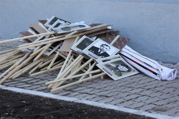 После парада на Красной площади люди выбрасывали на помойку портреты 