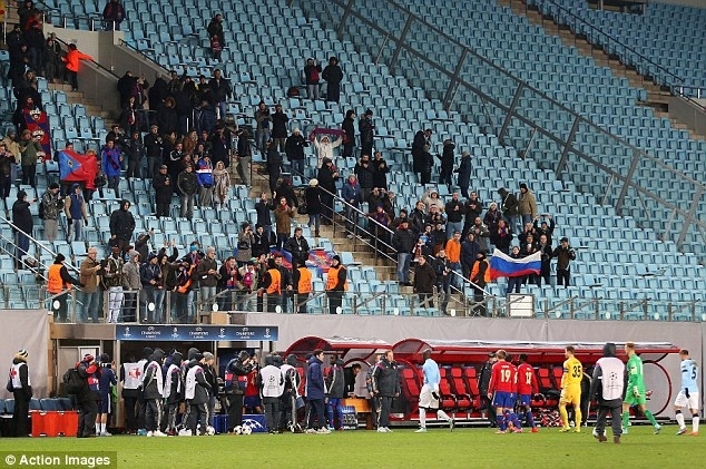 На матче ЦСКА, который должен был состояться без болельщиков, на трибунах развевался флаг 