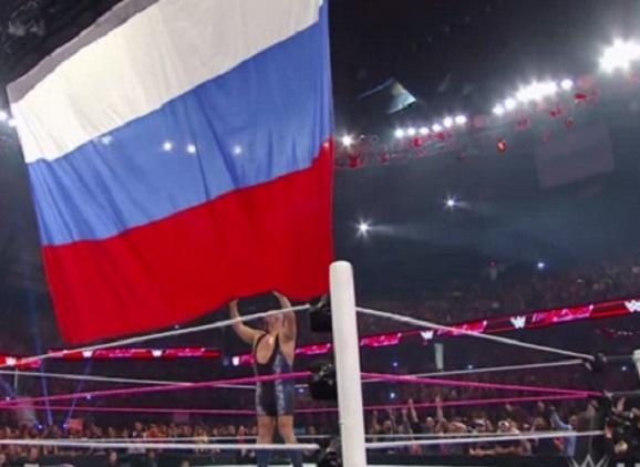 Американский рестлер во время шоу бросил на пол российский флаг 