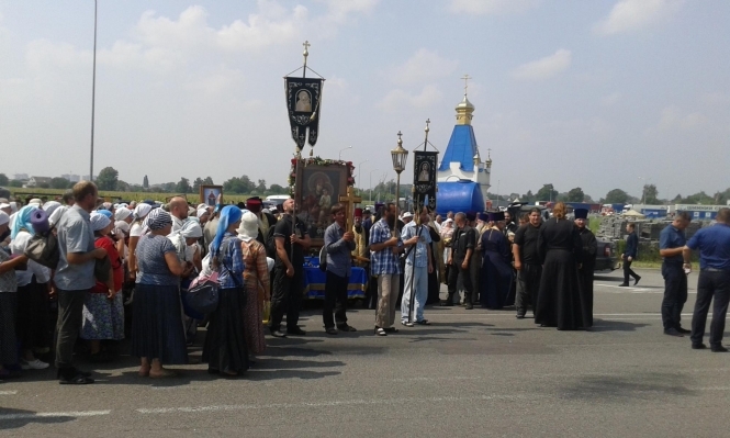 Силовики пропустили крестный ход в Киев