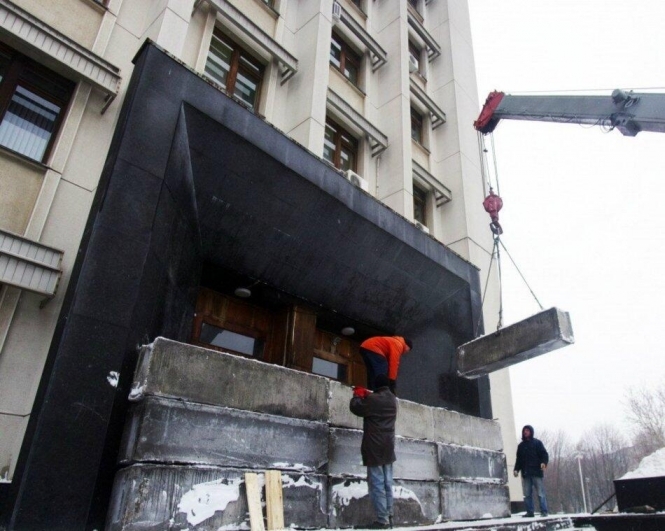 Одесская власть забаррикадировала вход в облгосадминистрацию бетонными блоками