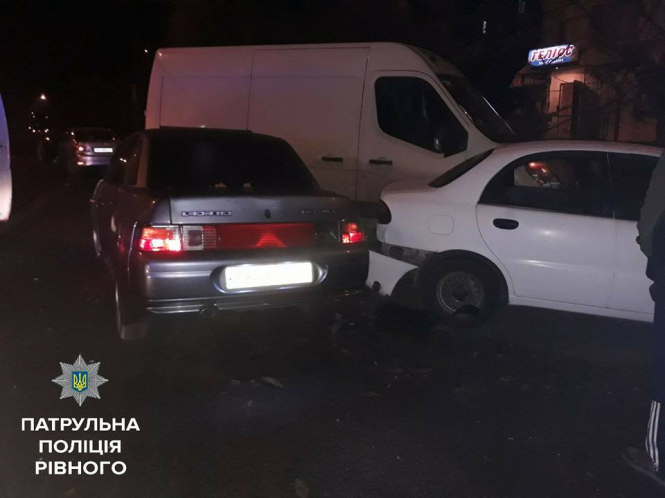 В Ровно патрульные спасли от самосуда пьяную женщину-водителя, которая протаранила 4 авто, - ФОТО