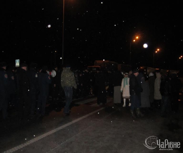 На Рівненщині священики УПЦ МП не пускали вантажівки з загиблими військовими, - фото