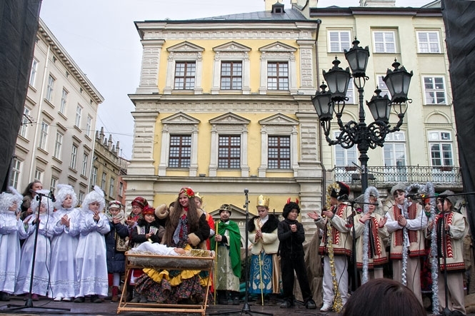 На Різдво до Львова: місто зі смаком пампуха у вирі святкових звізд