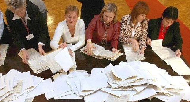 У Донецьку спалили виборчі бюлетені 