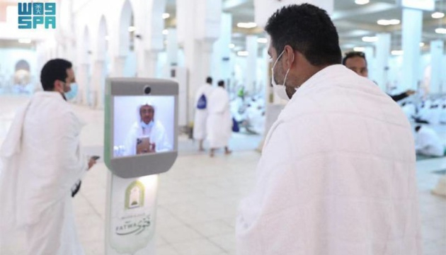 В мечети Саудовской Аравии заработал робот с искусственным интеллектом
