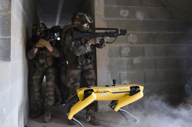 Французька армія під час навчань випробувала робота-собаку