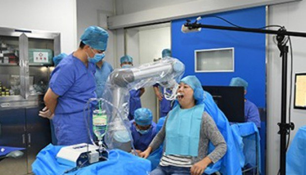 Робот-стоматолог в Китае впервые имплантировал пациенту зубы
