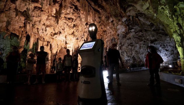 У грецькій печері екскурсії туристам проводить робот