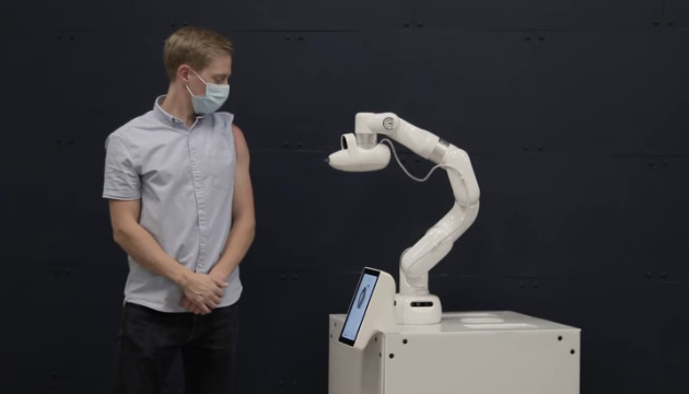 У Канаді створили робота, що може вакцинувати без голки