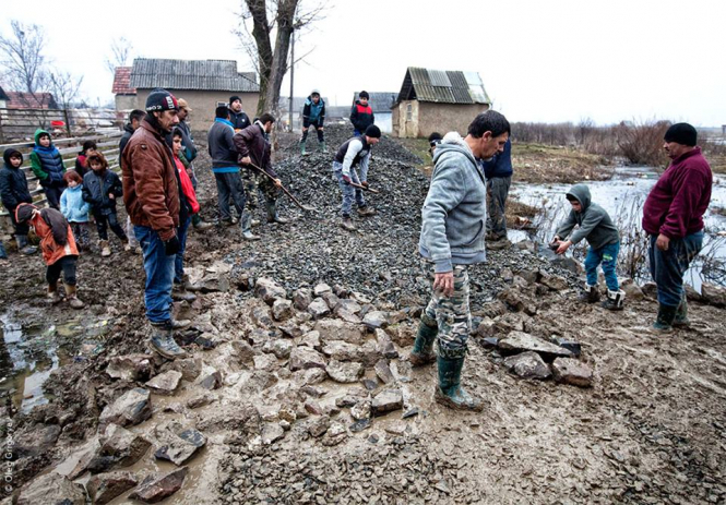 В Закарпатской области цыгане собственноручно построили дорогу в лагерь