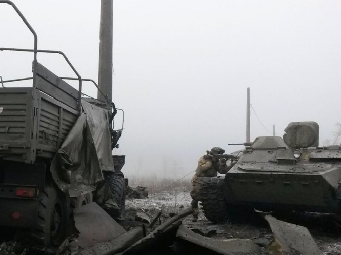 Українські артилеристи розгромили російську техніку бойовиків біля Донецька, - фото