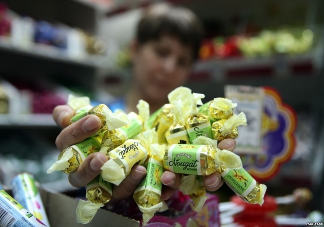 Мешканці Криму залишились без цукерок Порошенка