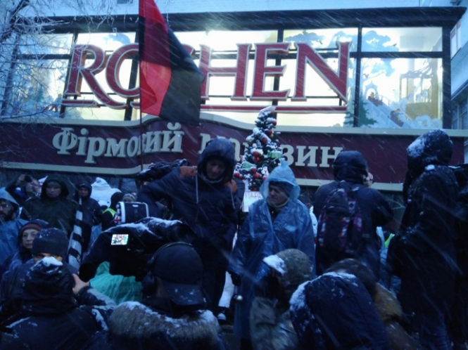 Участники марша под изолятором СБУ заблокировали магазин Roshen