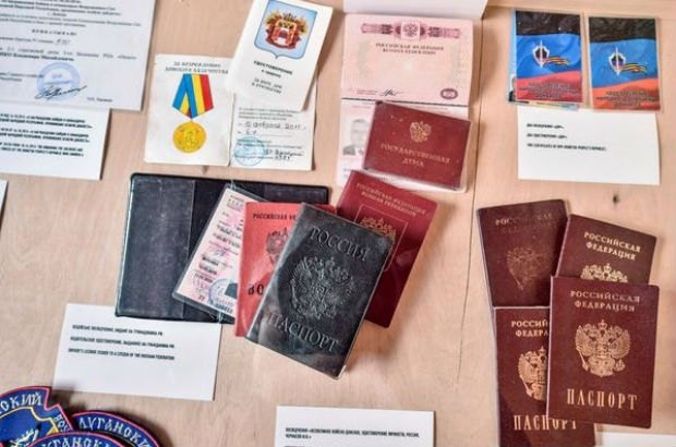 Порошенко показал новые доказательства агрессии России: паспорта и удостоверение депутата Госдумы, - фото