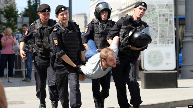 В Москве количество задержанных участников акции протеста превысило одну тысячу человек