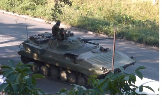 Російські військові вторглися на Луганщину: у колоні 19 танків, 4 