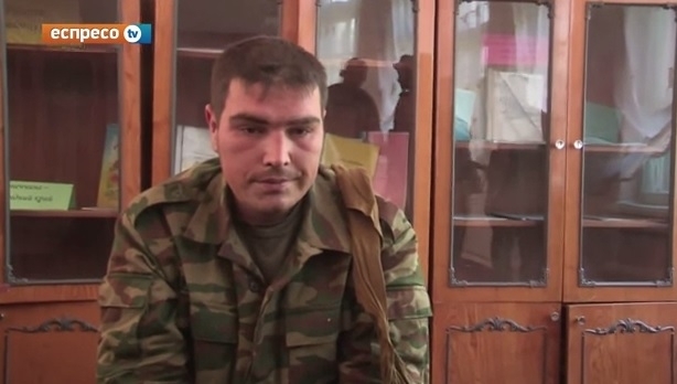Под Иловайском украинские бойцы захватили в плен двух российских десантников, - видео 