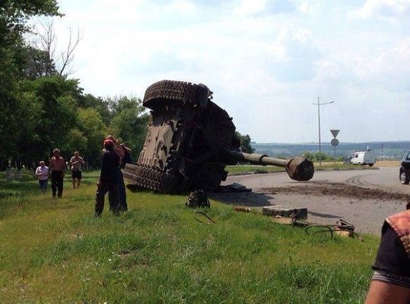 У Білгородській області перекинувся танк, який прямував до українського кордону, - фото 
