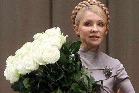 Опозиціонери привезли Тимошенко 365 троянд у річницю ув’язнення