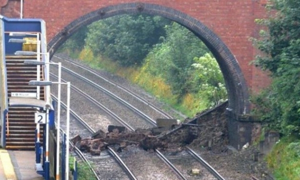 В Англии рухнул железнодорожный мост