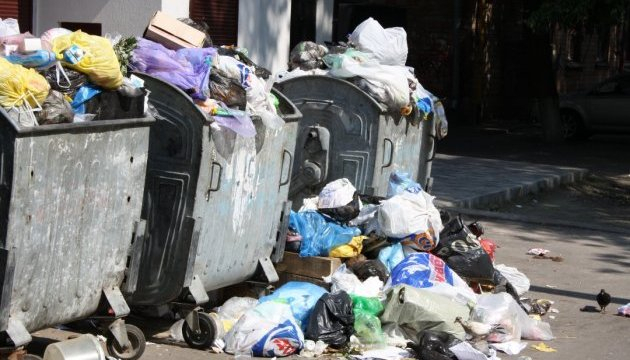 На Днепропетровщине поймали водителей грузовиков, которые разгружали мусор из Львова, - ФОТО