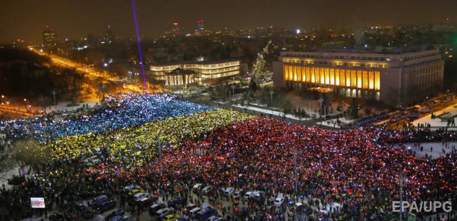Протестувальники в Румунії розгорнули перед будівлею уряду 