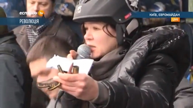 Руслана со сцены Майдана показала патроны от Калашникова и нашивки ФСБ России