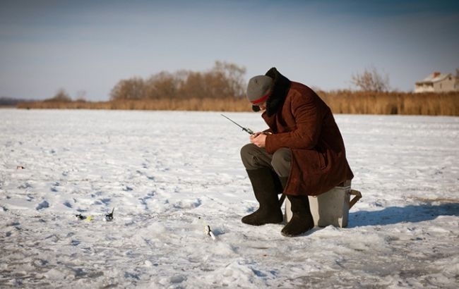 В Киеве рыбаки провалились под лед, есть погибший