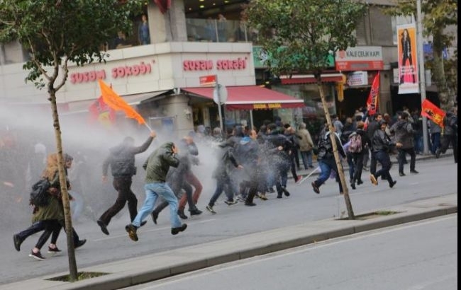 Поліція Туреччини застосувала водомети і газ проти демонстрантів у Стамбулі
