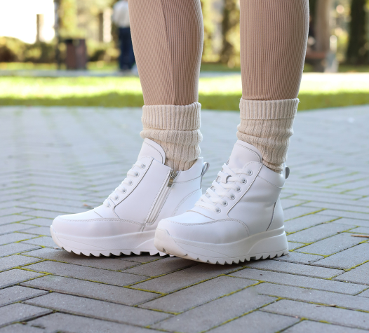 Вічна класика: переваги та догляд за жіночими шкіряними кросівками