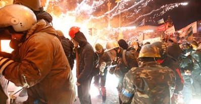 На Майдані гасять пожежу біля пам'ятника захисникам Києва
