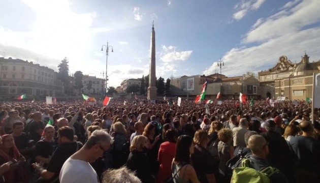 В Риме тысячи людей вышли на акцию против COVID-паспортов