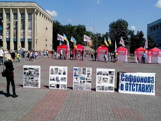 В Днепродзержинске во второй раз не смогли уволить мэра-регионала