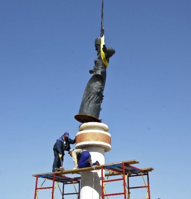В Севастополе демонтировали памятник украинскому гетману, - фото, видео