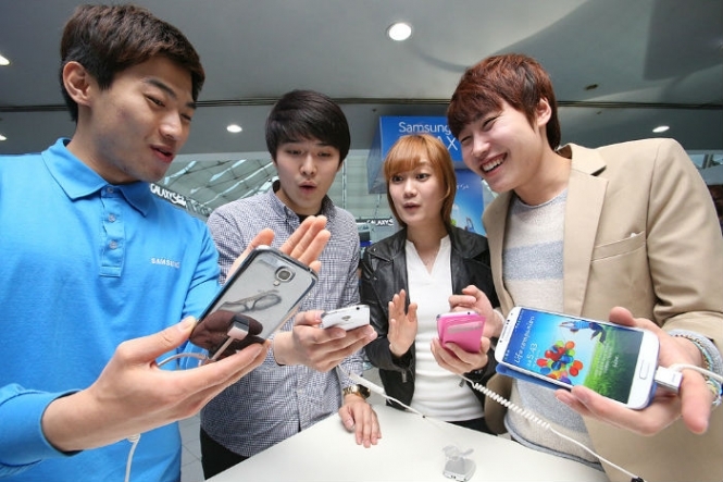 Samsung почав тестове виробництво тристоронніх дисплеїв