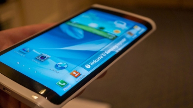 Samsung виготовляє смартфон з тристороннім дисплеем, -  Bloomberg