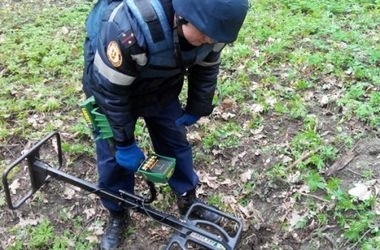Саперы обезвредили мощную мину на трассе Красный Лиман - Славянск