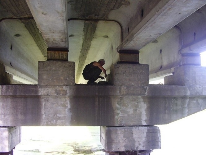 Военные обнаружили заминированный мост между Северодонецком и Лисичанском