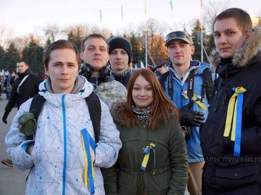 ФСБ Росії допитала школярку через жовто-сині стрічки у волоссі