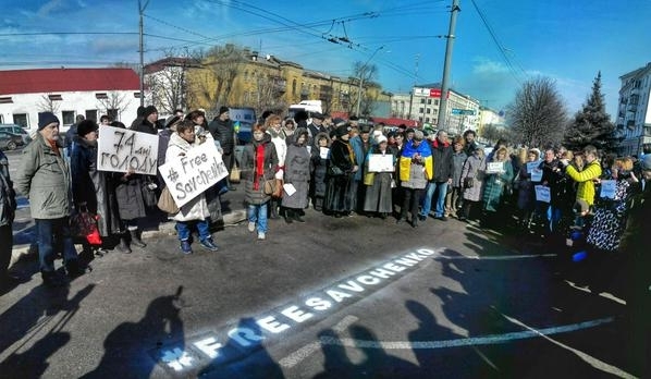 74 дня голода: под посольством России в Киеве требуют освободить Надежду Савченко, - фото
