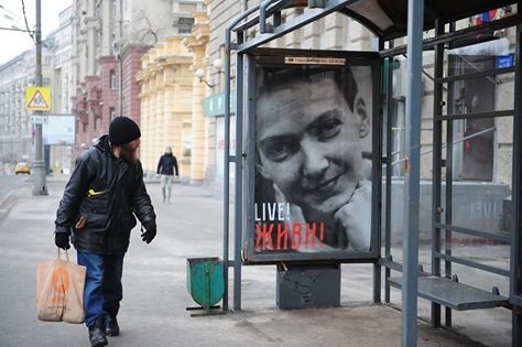 В Москве в знак поддержки Савченко повесили плакат с ее портретом